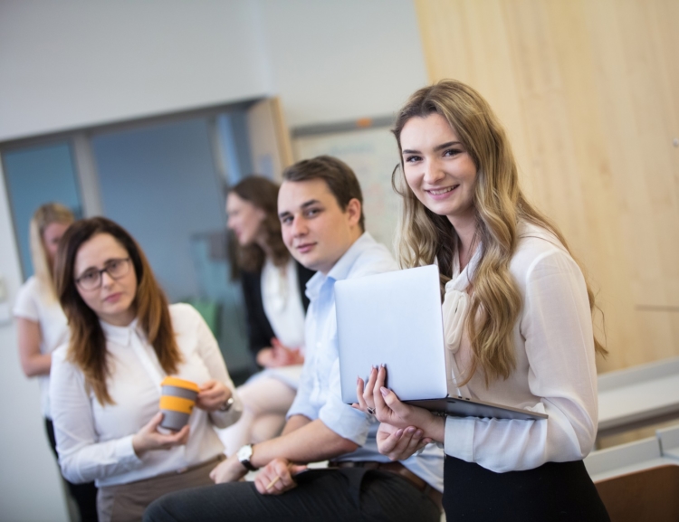 SKOK bude pořádat mezinárodní ekonomickou soutěž mezi středoškoláky „High School Business Challenge“