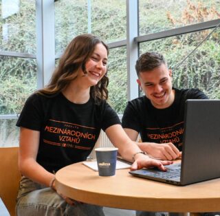 🔥 Nový merch FMV je tady! 🔥

Stylové mikiny, trička, plátěné tašky a další kousky s designem FMV jsou v prodeji! Ideální do školy, na cesty i jako dárek.

Ukaž, že jsi součástí FMV! 🧡 

🛍️ Koupíš je v knihkupectví ve Staré budově.

#fmv #merch #vse #mezinarodnivztahy