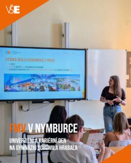 Jak vypadá výuka na #fmvvse v praxi? 🧡

To se mohli dozvědět studenti Gymnázia Bohumila Hrabala v Nymburce v rámci Univerzitního a kariérního dne.

🎤 Dominik Proch ve své přednášce „Kdo opravdu vydělal na tvém iPhonu? Tajemství globálního obchodu“ ukázal, jak globalizace ovlivňuje každodenní život, co znamená přidaná hodnota nebo proč může problém v Suezském průplavu zasáhnout ekonomiky po celém světě.

🎓 Petra Galanidisová studentům přiblížila možnosti studia na #fmvvse. Zmínila různá témata od jazykově zaměřené výuky a zahraničních výjezdů až po studentské spolky, praxi během studia nebo možnosti přijetí bez přijímacích zkoušek.

Děkujeme za pozvání a skvělé publikum! ✨

#studentifmv #studentlife #fmvvse #fakultamezinarodnichvztahu #vsecz @vsecz #studyatvse #fmvjelaska #studentskyprtym #kampostredni #spoluprace #vysokaskola #menimekontaktynavztahy