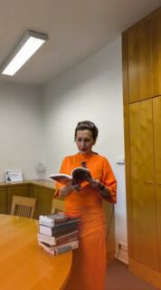 S novým semestrem přichází i nová hromada výzev (a učebnic)! ✨

Paní děkanka všem studentům přeje hodně sil, energie a úspěchů do nadcházejících měsíců. 🧡

#fmvvse #studentifmv #fmvjelaska #menimekontaktynavztahy
