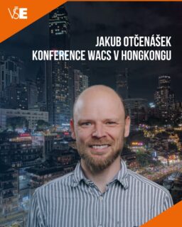 🇭🇰 Jakub Otčenášek vystoupil na konferenci WACS v Hongkongu

V srpnu se Jakub Otčenášek zúčastnil konference Světové asociace čínských studií (WACS), která se konala na Hongkongské univerzitě. Konference se zaměřila na propojování čínských „národních studií“ (guoxue) se zahraniční sinologií.

Jakub Otčenášek zde přednesl příspěvek s názvem Millennialism, Racism, Tianxia, and the Ontological Turn. Ve svém vystoupení kriticky poukázal na to, že užívání některých univerzalistických pojmů, jako jsou náboženství, rasa či milenialismus, může v sinologii bránit porozumění způsobům utváření světa (worldmaking) v předmoderní Číně. Zároveň se věnoval problematickým tendencím čínských národních studií – zejména očišťování čínské tradice od „feudálních pověr“, zužování jejího bohatství na konfuciánství a esencialistickému budování národní identity. Své závěry doložil příklady z vlastního výzkumu.

#fmvvse #menimekontaktynavztahy #spoluprace #fmvjelaska #akademicifmv