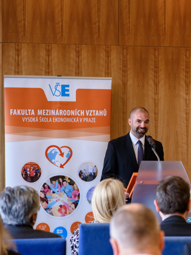Deglobalizace, dodavatelské řetězce a pokovidová politika. Podívejte se na záznam z FIR Annual Conference 2021!
