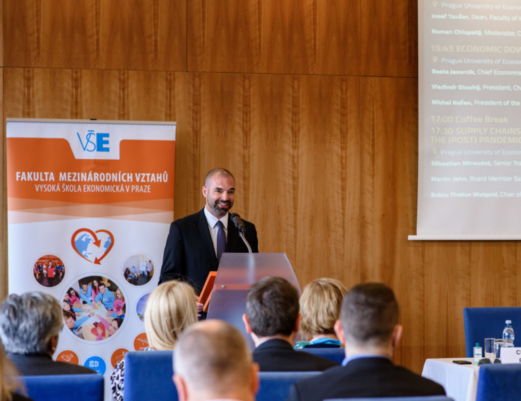 Deglobalizace, dodavatelské řetězce a pokovidová politika. Podívejte se na záznam z FIR Annual Conference 2021!