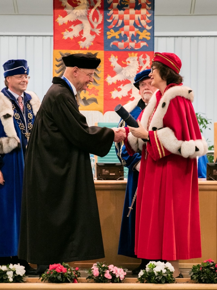 Odešel holandský sociolog, autor teorie kulturních dimenzí a držitel čestného doktorátu VŠE Geert Hofstede