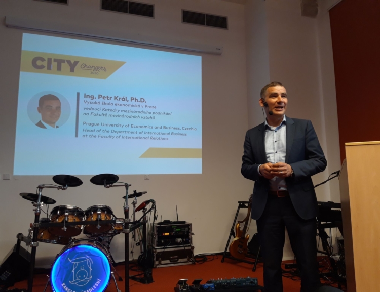 Petr Král z FMV vystoupil na mezinárodní konferenci City Changers 2030 o proměnách v městské a aktivní mobilitě